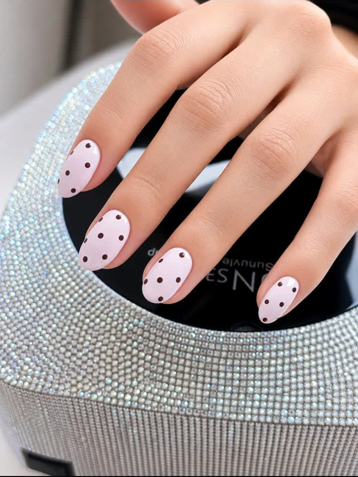Esmaltado semipermanente natural aplicado a domicilio en Bogotá