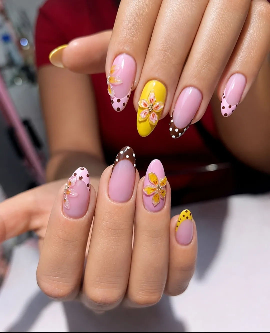 Nail art con flores 3D rosadas y amarillas