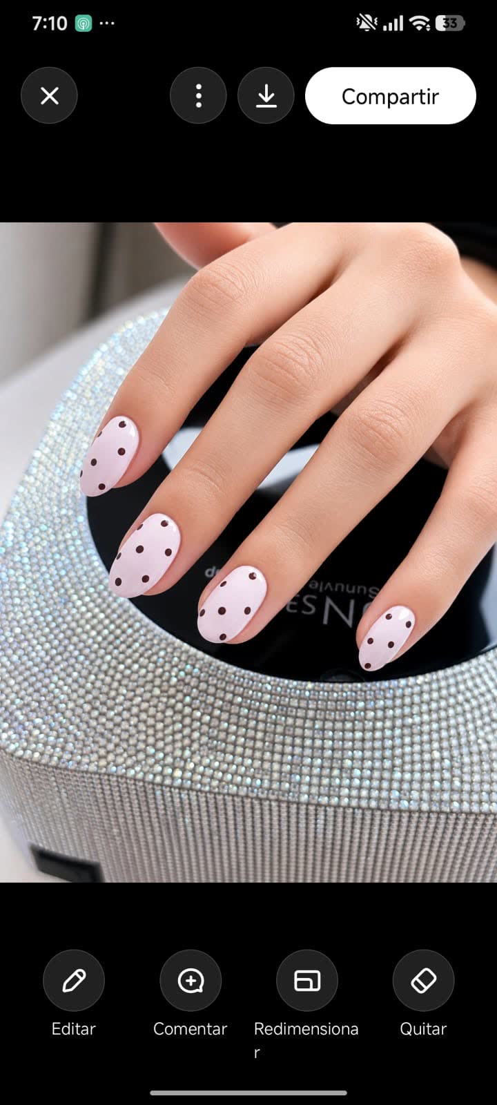 Manicure semipermanente sobre fondo blanco
